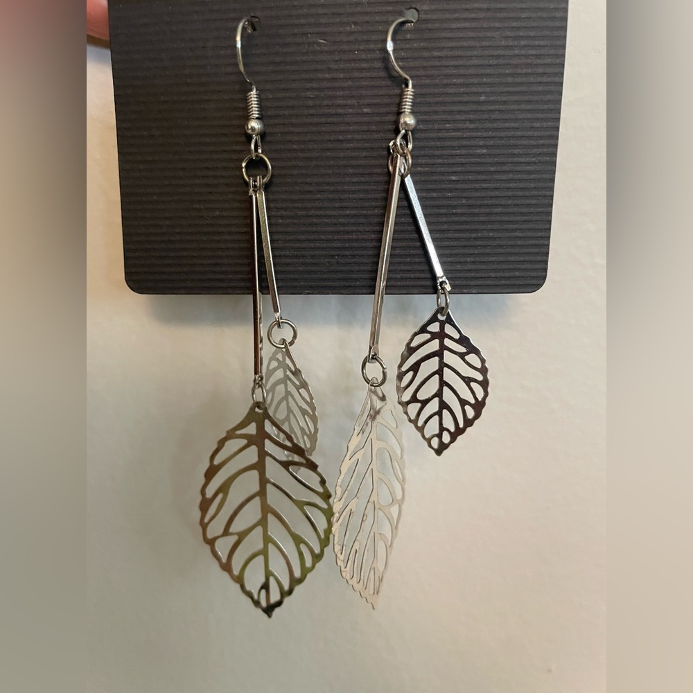 Silver Leaf Dangle Earrings/Necklace Set! Great for Fall!